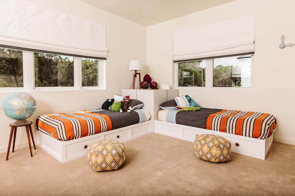 Кровать в детской комнате Кровать в детской комнате