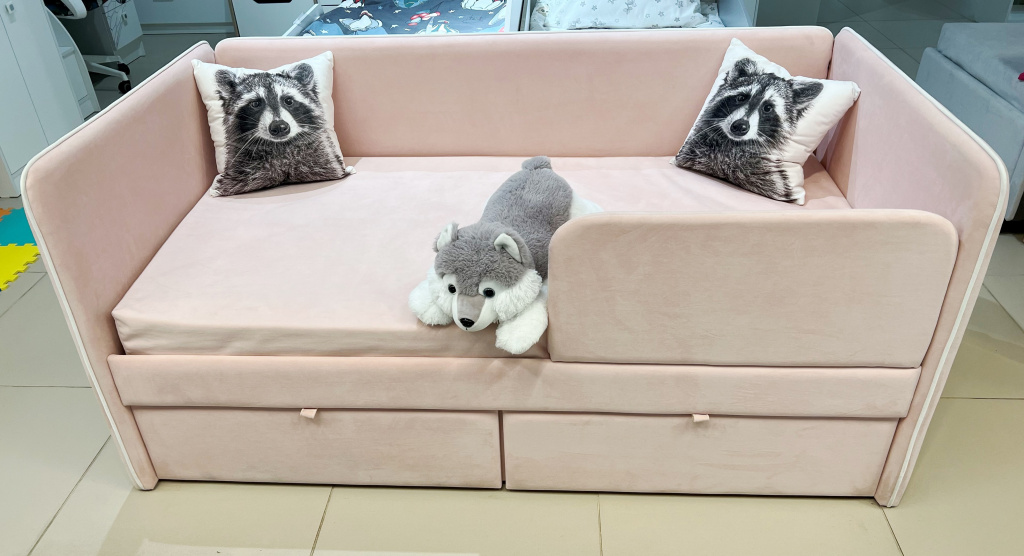 розовая детская кровать с игрушкой